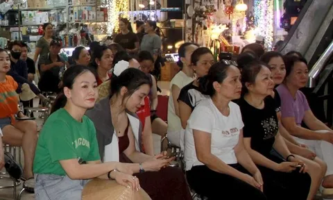 Tiểu thương chợ truyền thống háo hức học bán hàng trên TikTok, Facebook