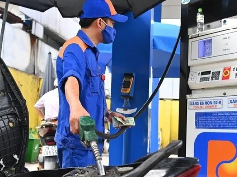 Giá xăng tiếp đà giảm